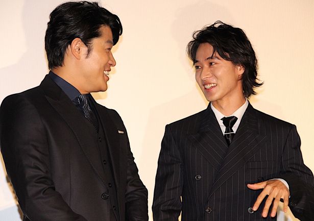 【写真を見る】山崎賢人と鈴木亮平、兄弟のように仲がいい！