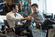 和やかに談笑するチャン・ドンゴンとキム・ミョンミン