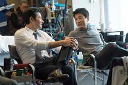 和やかに談笑するチャン・ドンゴンとキム・ミョンミン