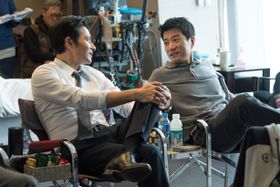 和やかに談笑するチャン・ドンゴンとキム・ミョンミン