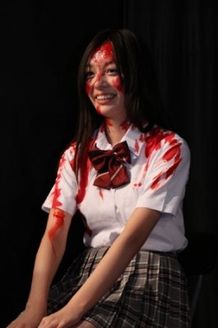 舞台挨拶中に突如、血まみれになってしまう米村美咲