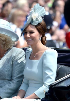 ファッションでメーガン妃を擁護？