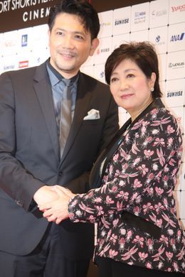 「ショートショート フィルムフェスティバル ＆ アジア2018」の代表・別所哲也と小池百合子東京都知事が握手