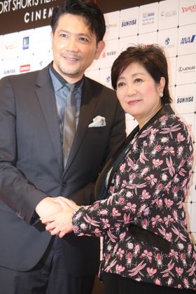 「ショートショート フィルムフェスティバル ＆ アジア2018」の代表・別所哲也と小池百合子東京都知事が握手