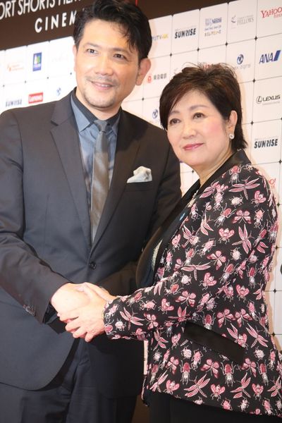 「ショートショート フィルムフェスティバル ＆ アジア2018」の代表・別所哲也と小池百合子東京都知事が握手