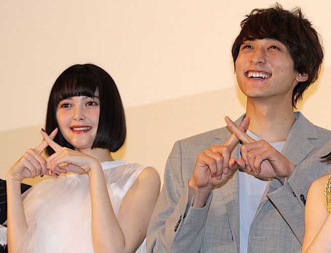 玉城ティナ＆小関裕太、“首筋への甘噛み”は初体験！過激シーンに「5〜6時間かかった」