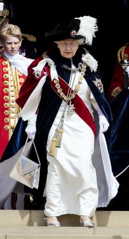 マント姿がカッコいい！エリザベス女王