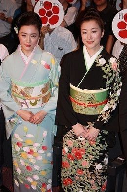 夏椿の着物の鈴木京香と、チューリップの着物の仲間由紀恵が『フラワーズ』の初日舞台挨拶に登壇