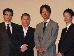 『アウトレイジ』の北野監督とキャストがスーツで登場
