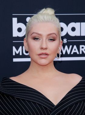 クリスティーナ・アギレラがトップレス写真を披露