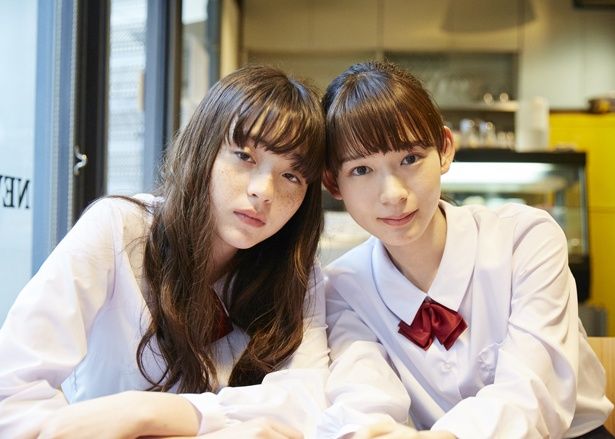 『少女邂逅』で主演を務めた保紫萌香(写真右)とモトーラ世理奈