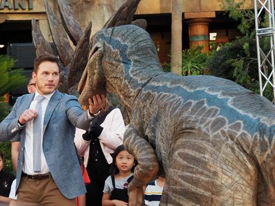 クリス・プラットが、ヴェロキラプトルの“ブルー”を懐柔！