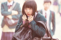 桜井日奈子が原作でもおなじみのポーズを披露！