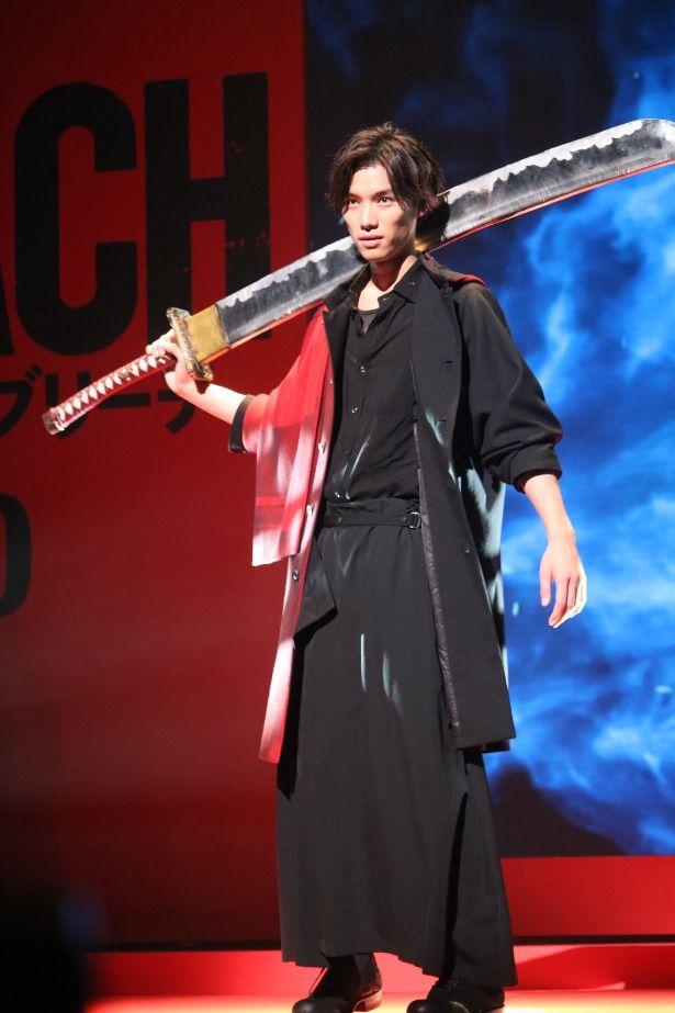 【写真を見る】会場が熱狂！福士蒼汰が斬魄刀を手にパフォーマンス
