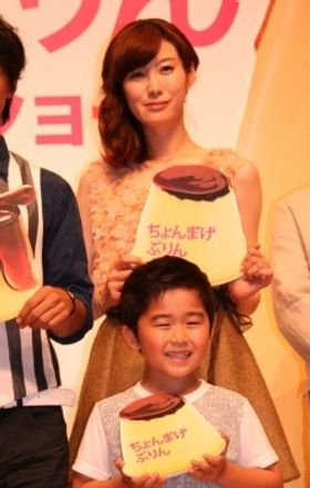 遊佐ひろ子と息子の友也役のともさかりえと鈴木福