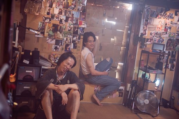 【写真を見る】窓は段ボールで封鎖、壁には愛するソン(キム・コッピ)の写真を貼りつくした彼らの活動拠点“ソンの国”