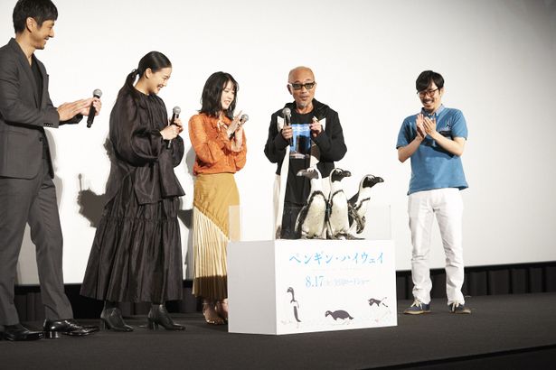 【写真を見る】本物のペンギンの登場に興味津々！