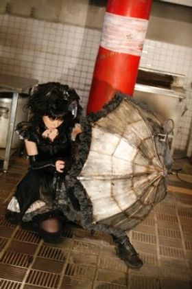 マシンガンや剣など、いくつもの武器を内蔵した傘で戦うゴスロリ処刑人・ユキ