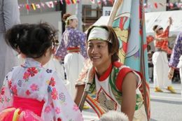 華やかな衣装をまとって踊りに挑む