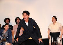 東出昌大、映画舞台挨拶で四股を踏む！会場から「よいしょ！」と掛け声が上がった