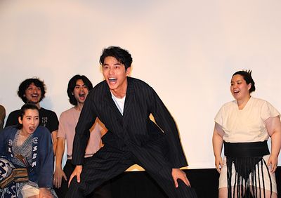 東出昌大、映画舞台挨拶で四股を踏む！会場から「よいしょ！」と掛け声が上がった