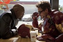 『アイアンマン』のワンシーン。アベンジャーズの話しを持ちかけるニック・フューリー