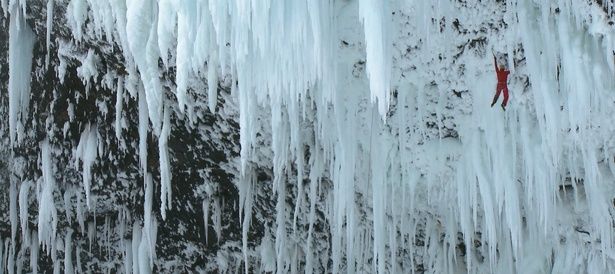 巨大な氷柱をクライミング…命知らずにも程がある！