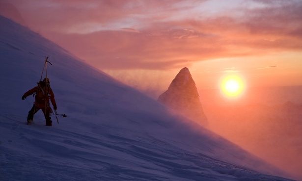 エギーユ・デュ・ミディに差す太陽の姿は、目を見張る美しさを持つ