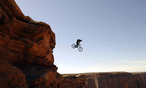 着地はどうするの!?崖から自転車で大ジャンプ！