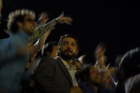 熱狂するスタジアムで犯人を追い詰める