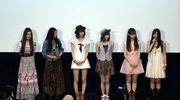 6人で舞台挨拶に登場