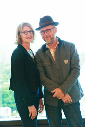 インタビュー中も仲睦まじい様子の監督夫妻