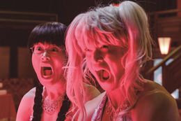 ツインテールな銀時とおさげな新八。ドレスからはみ出た銀ちゃんの肩がたくましすぎィィ！