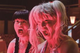 ツインテールな銀時とおさげな新八。ドレスからはみ出た銀ちゃんの肩がたくましすぎィィ！