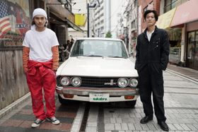 売れない俳優・龍助役の窪塚俊介(写真右)と弟の虎太役のRUEEDは実の兄弟