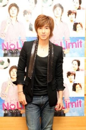 本作「No Limit〜地面にヘディング〜」でドラマ初主演を果たしたユンホ