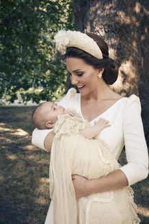 洗礼式を迎えたルイ王子とキャサリン妃