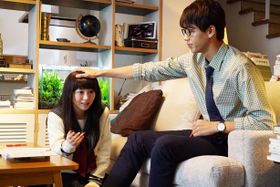 素っ気ない態度から不意打ちで“頭ポンポン”!?竹内涼真と浜辺美波が胸キュン必至のシチュエーションを体現