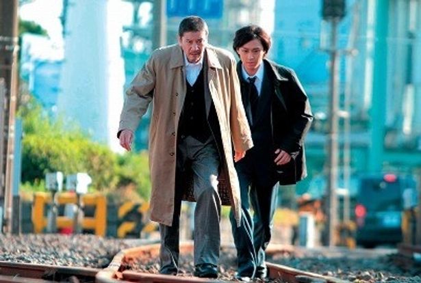 渡辺大扮する片桐刑事が、奥田瑛二扮する古参の刑事と共に三億円事件を追う
