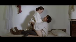 突如現れた美男に大興奮！アリソン・ブリ―がエッチなシスターに！