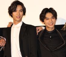 福士蒼汰＆吉沢亮が笑顔で登場！肩を組むひと幕も