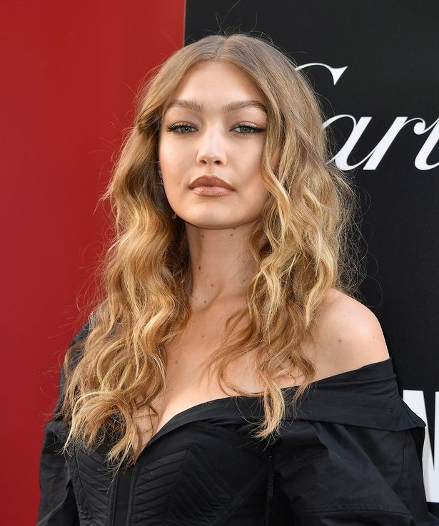観客席には人気モデルのジジ・ハディッドが