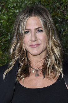 ジェニファー・アニストンの胸元に注目集まる