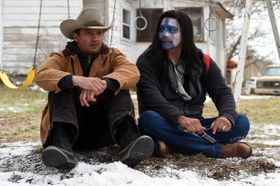 ネイティブアメリカンの男性に寄り添う、ジェレミー・レナー演じるハンターのコリー