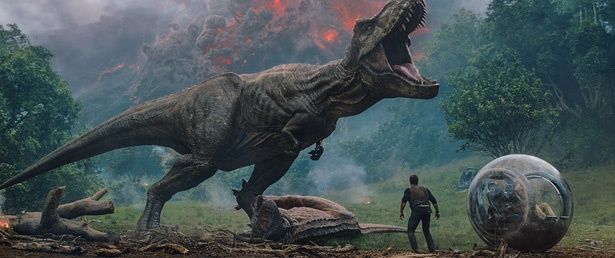 【写真を見る】実は羽毛が生えたモヒカン野郎だったT-REX(『ジュラシック・ワールド/炎の王国』)