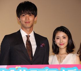 竹内涼真と浜辺美波がラブコメディで共演！