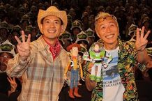ウッディ役の声優・唐沢寿明と、バズ役の声優・所ジョージが初日舞台挨拶に登壇