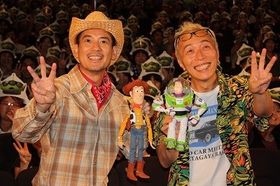 ウッディ役の声優・唐沢寿明と、バズ役の声優・所ジョージが初日舞台挨拶に登壇