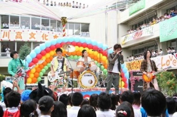 多数のエキストラが参加し、熱気に包まれたライブシーンの撮影