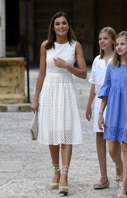 レティシア王妃のホットな装いが話題に！